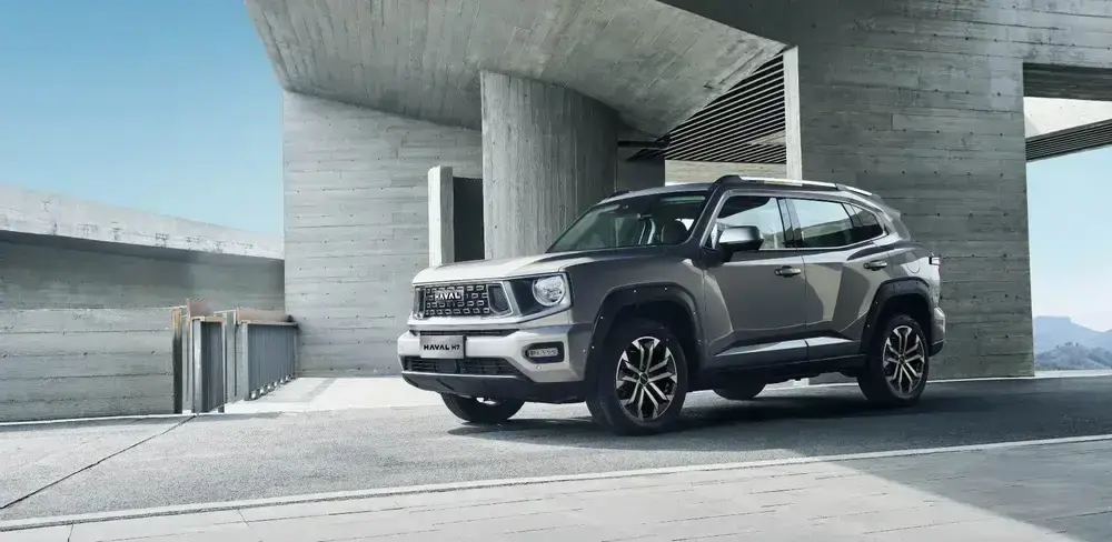 Vista frontal de la SUV GWM H7 con parrilla