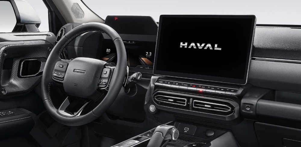 Vista interior de camioneta hibrida GWM Haval H7 con volante multifunción y pantalla táctil.