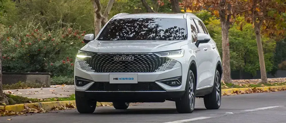 SUV hibrido Haval H6 HEV siendo conducido por calles de la ciudad.